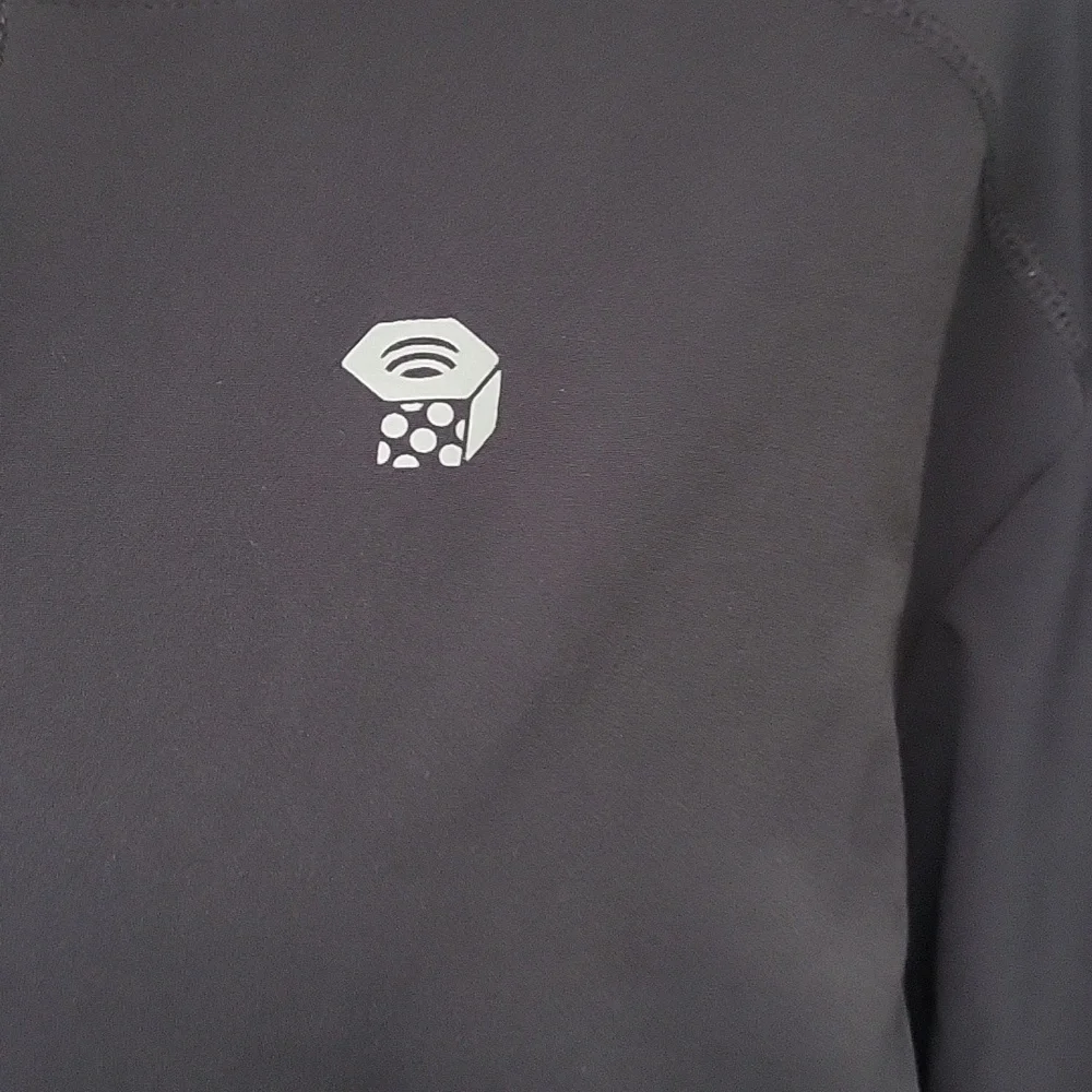 Mountain Hardwear sleek black